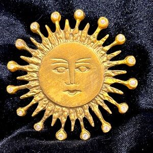 Gold Tone Moon Face with little sets in the rays Brooch/Pin